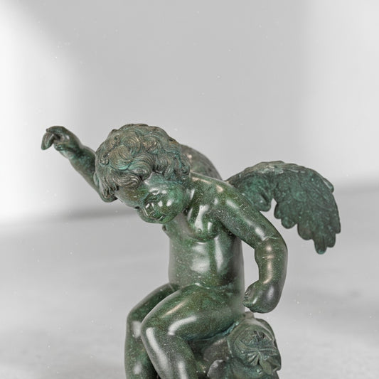 Putto ailé en bronze à patine verte sur socle circulaire, vue 2