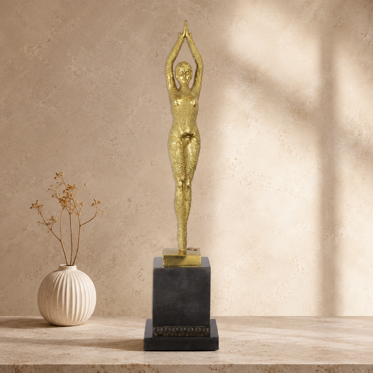 Sculpture Art Déco femme stylisée bronze doré sur marbre