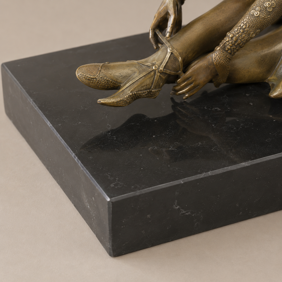 Sculpture bronze Art Déco danseuse assise sur socle marbre, vue 6