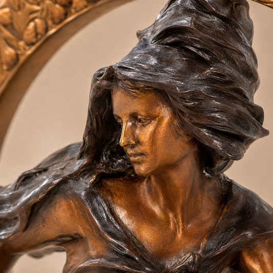 Sculpture bronze Art Nouveau femme au croissant de lune, vue 2