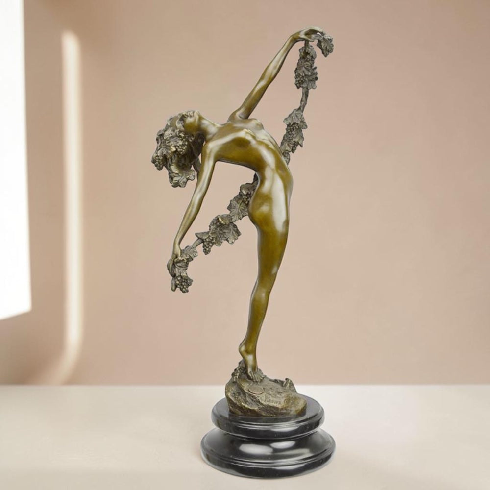 Sculpture bronze Bacchante à la guirlande de vigne, vue 4