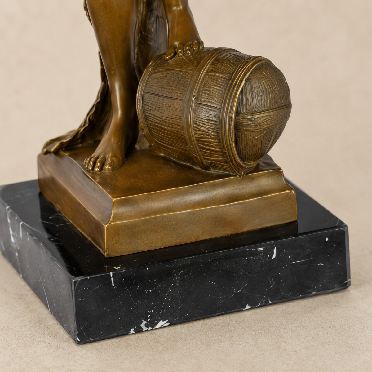 Sculpture bronze Bavière femme au cerf socle marbre noir, vue 7