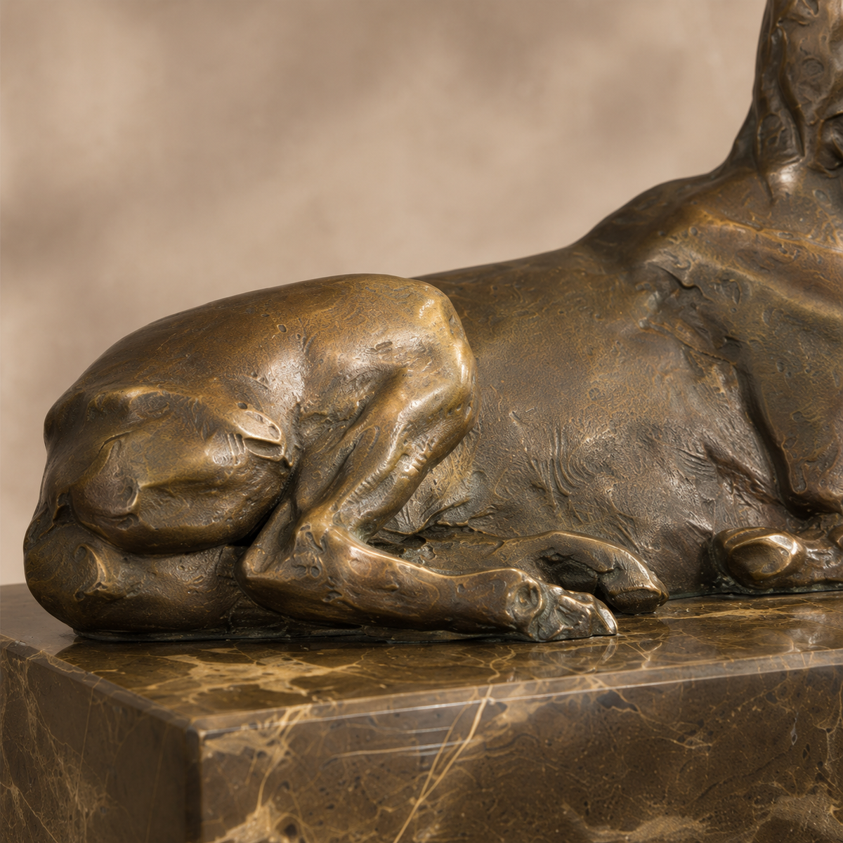 Sculpture bronze cerf couché sur socle marbre veiné, vue 7
