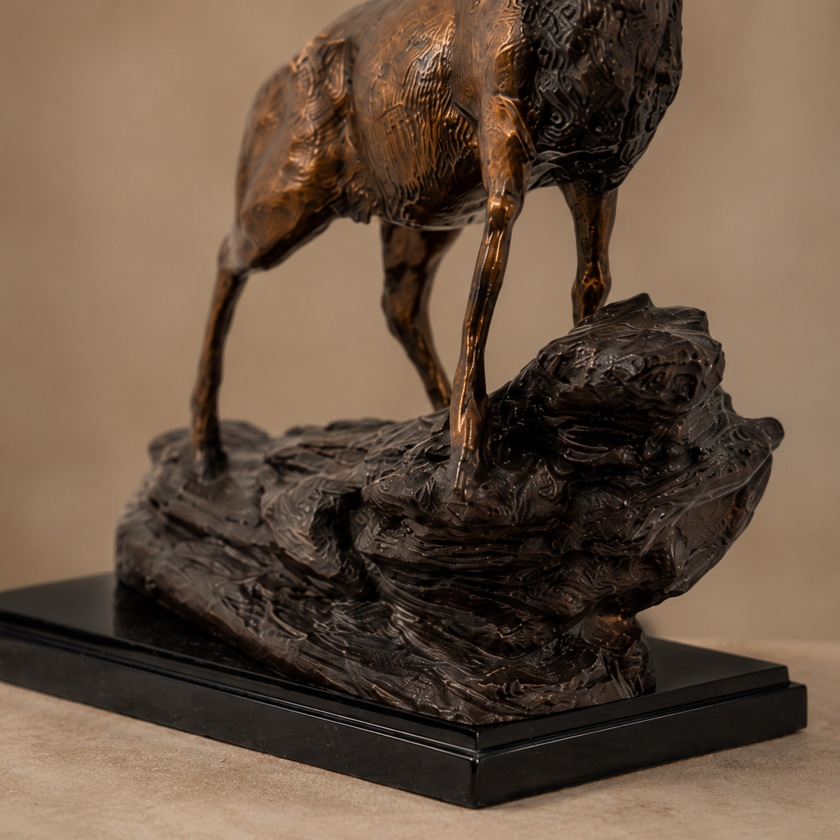 Sculpture bronze cerf majestueux sur rocher base marbre, vue 7