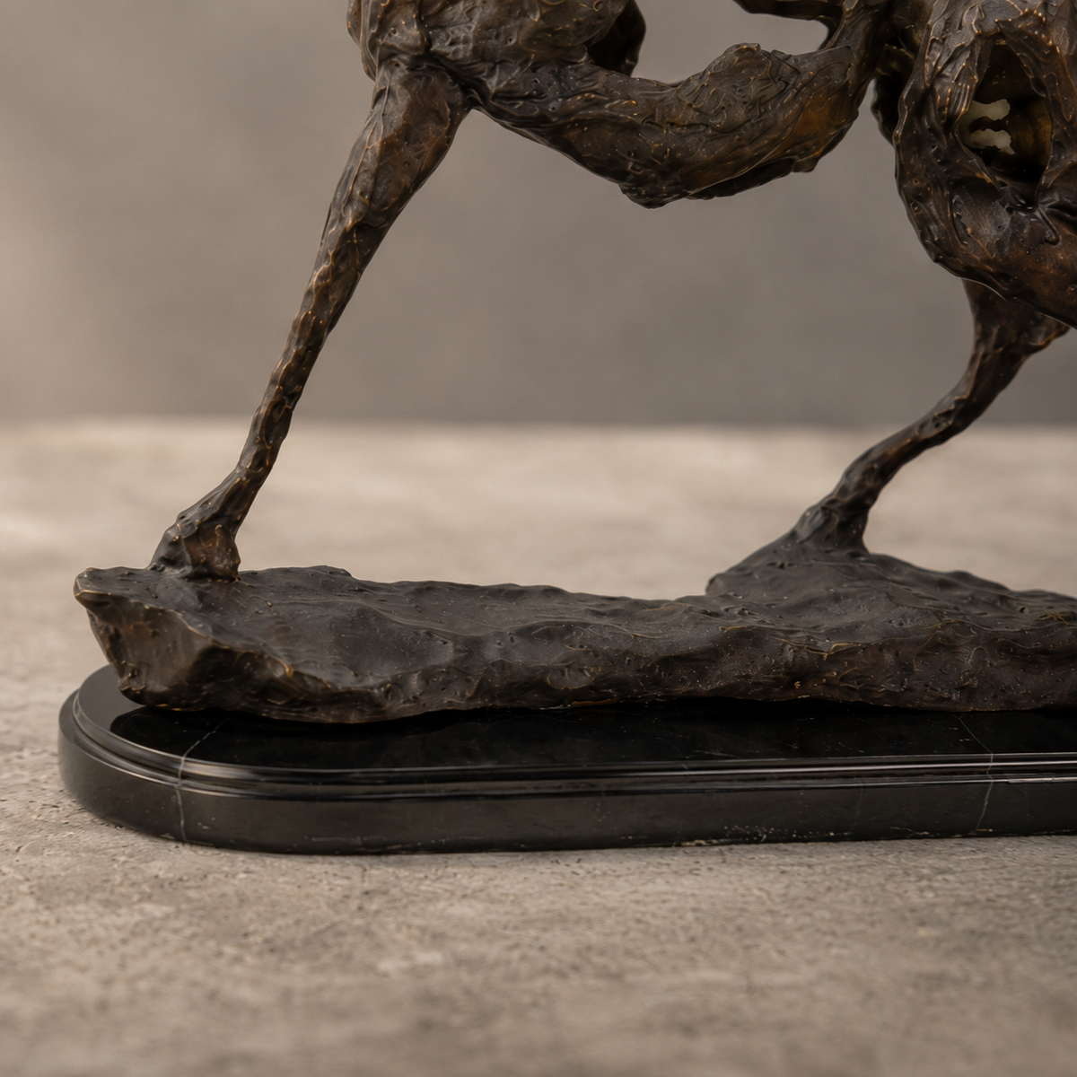 Sculpture bronze cheval cabré style expressionniste sur marbre, vue 7