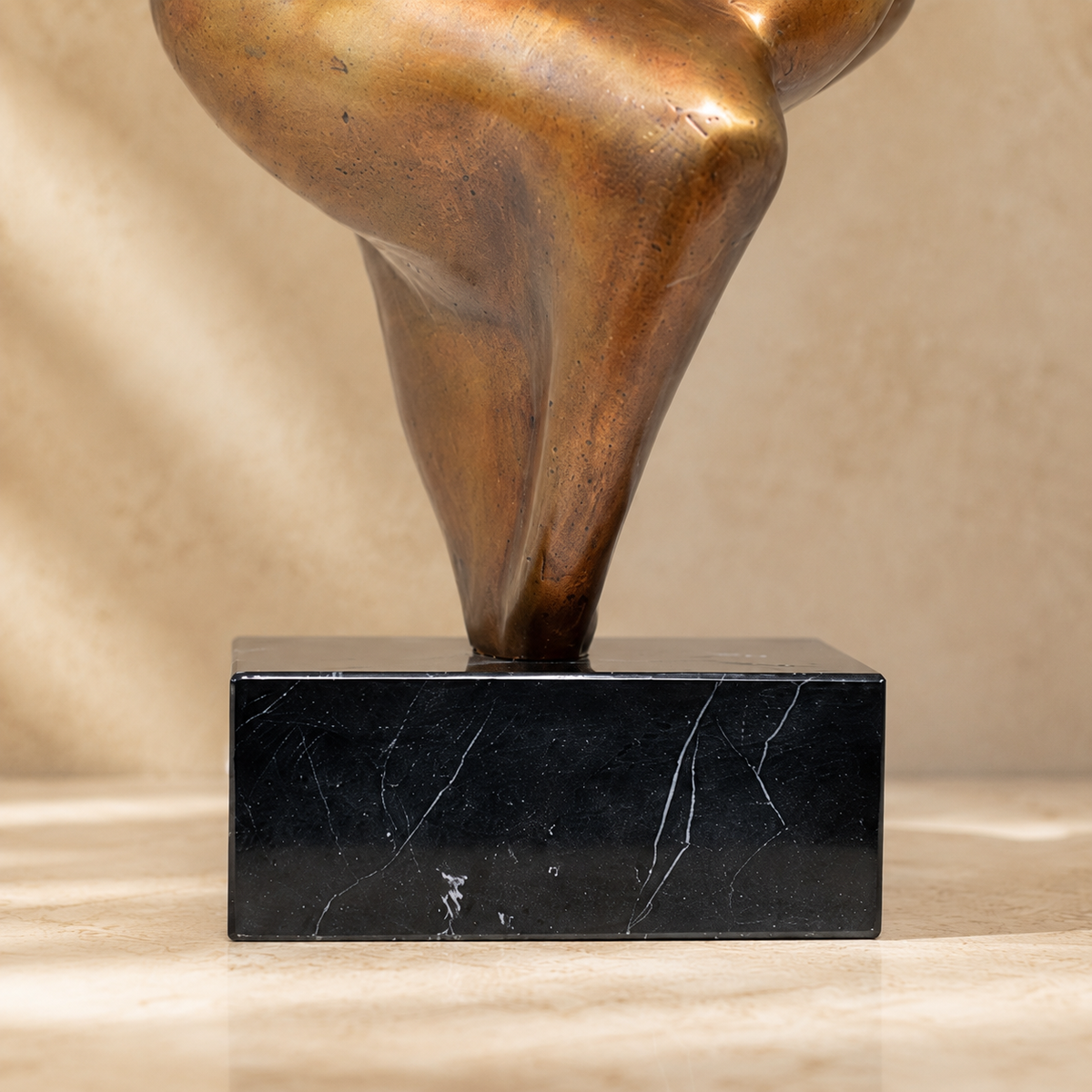 Sculpture bronze couple enlacé sur socle marbre noir, vue 7