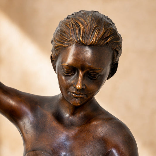 Sculpture bronze danseuse classique en arabesque sur socle, détail visage et coiffure