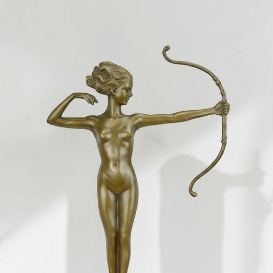 Sculpture bronze Diane chasseresse à l'arc sur socle marbre, vue 2