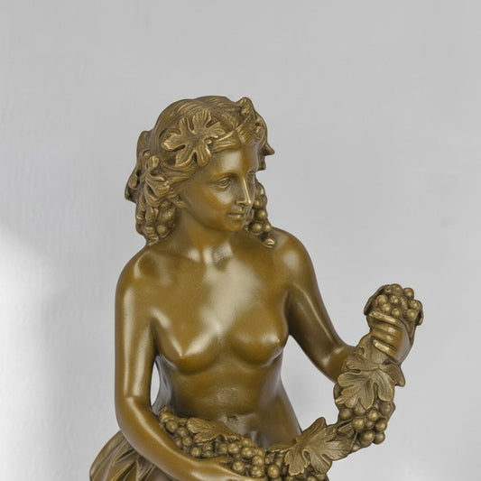 Sculpture en bronze doré Bacchante aux grappes de raisin, vue 2