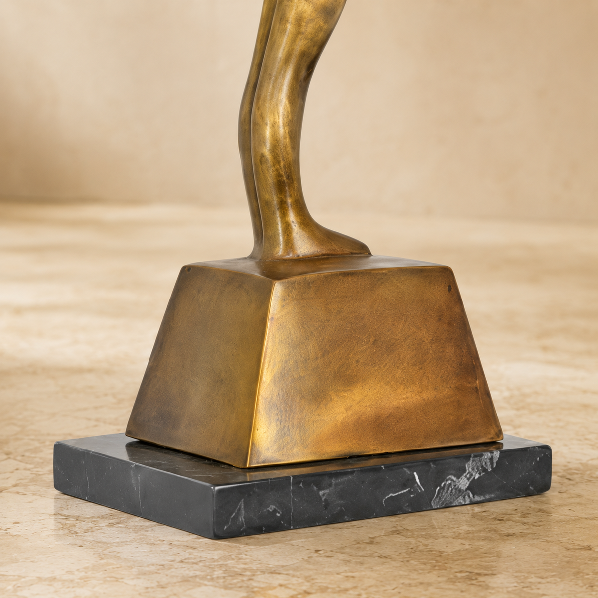 Sculpture bronze doré deux figures féminines enlacées, vue 7