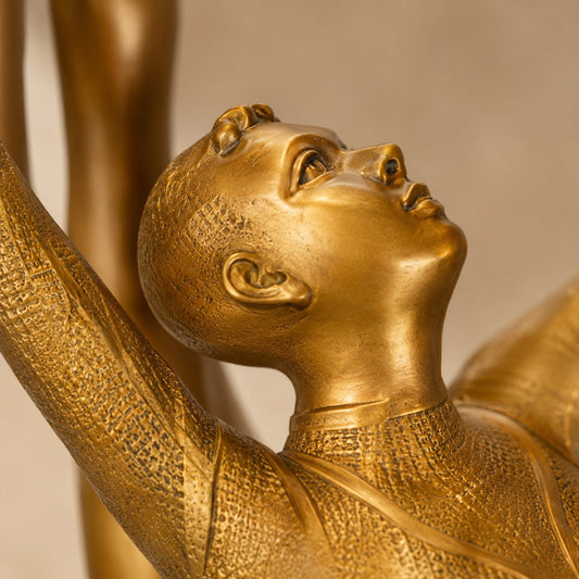 Sculpture bronze doré gymnaste au ballon sur socle marbre, détail visage