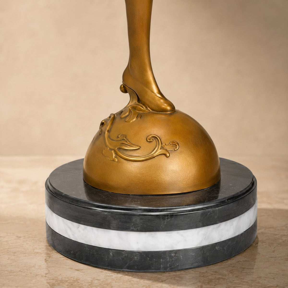 Sculpture bronze doré gymnaste au ballon sur socle marbre, détail socle marbre