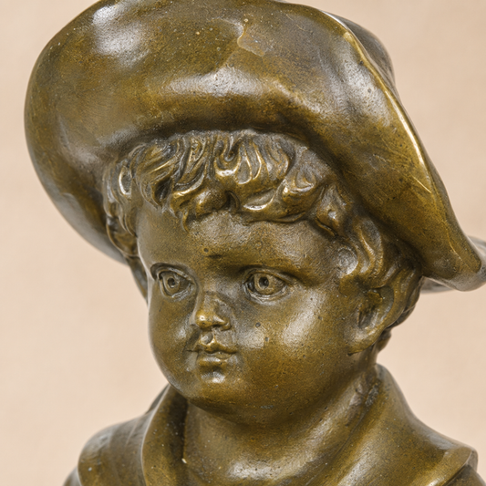 Sculpture bronze enfant au chapeau assis sur socle marbre, vue 2