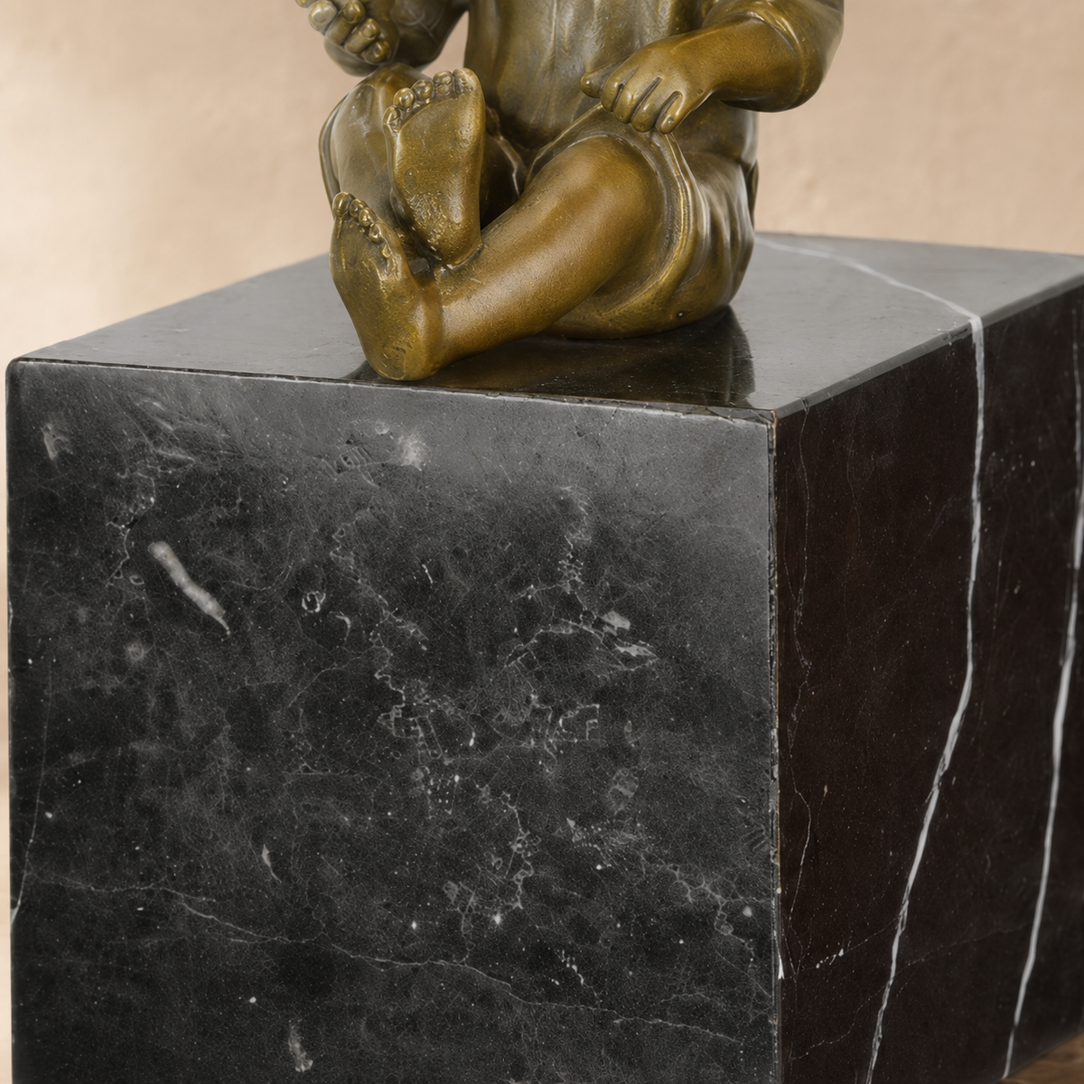 Sculpture bronze enfant au chapeau assis sur socle marbre, vue 7