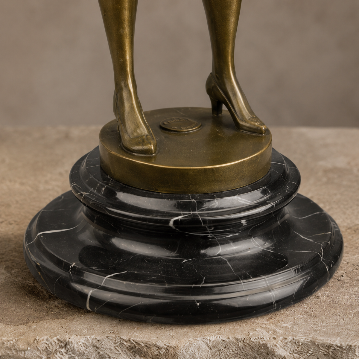 Sculpture bronze femme à la cravache sur socle marbre, vue 7