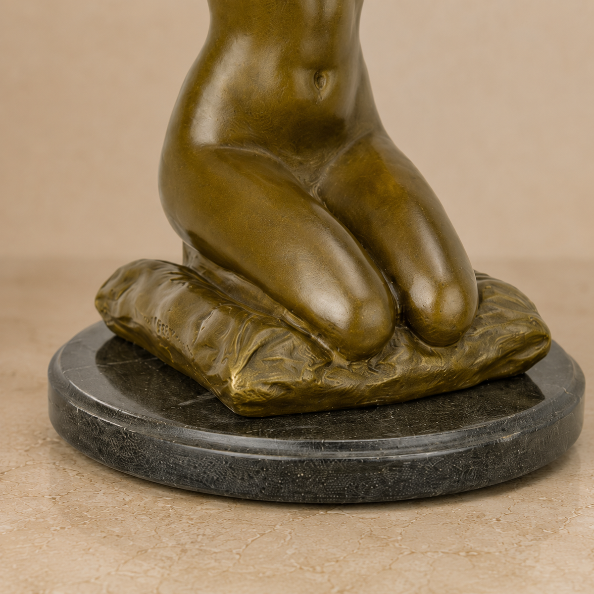 Sculpture bronze femme agenouillée attachant son collier, vue 7