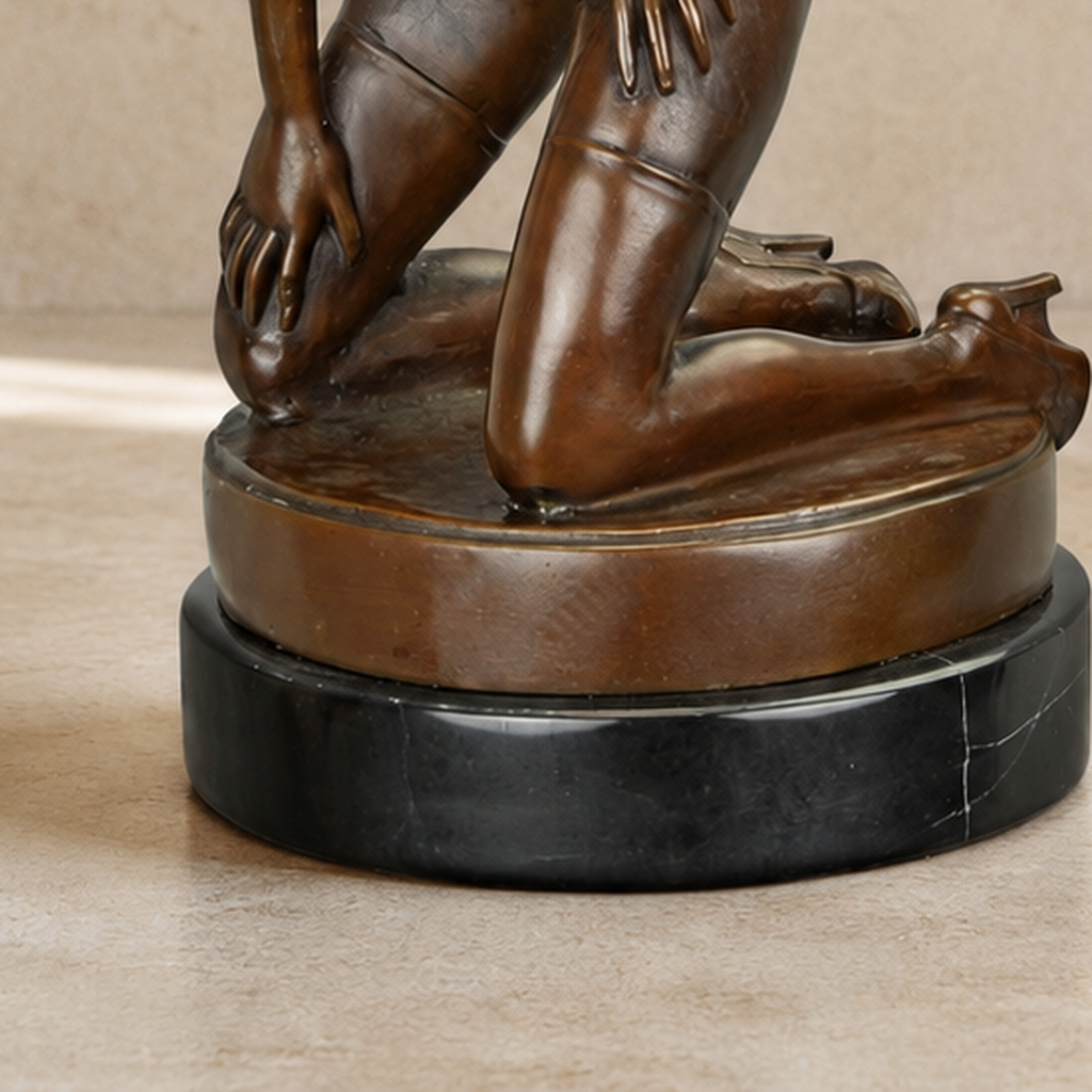 Sculpture bronze femme agenouillée sur socle marbre noir, vue 7