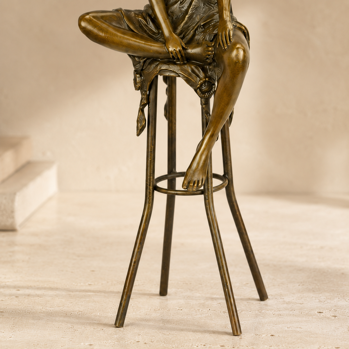 Sculpture bronze femme assise sur tabouret de bar, vue 7