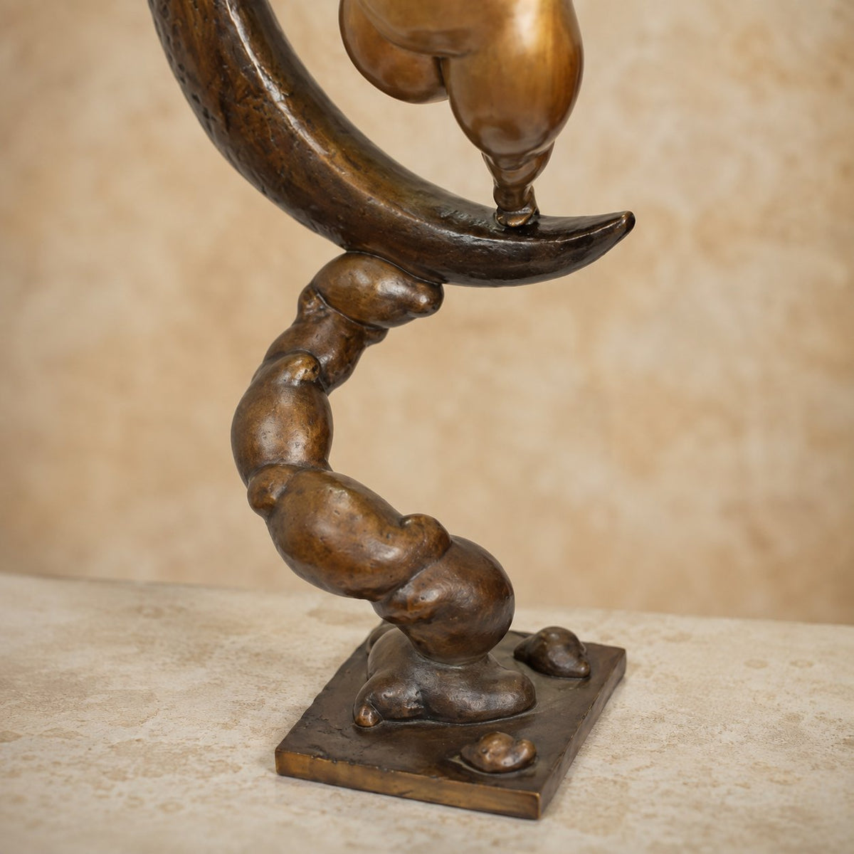 Sculpture bronze femme aux formes généreuses sur croissant de lune, détail socle