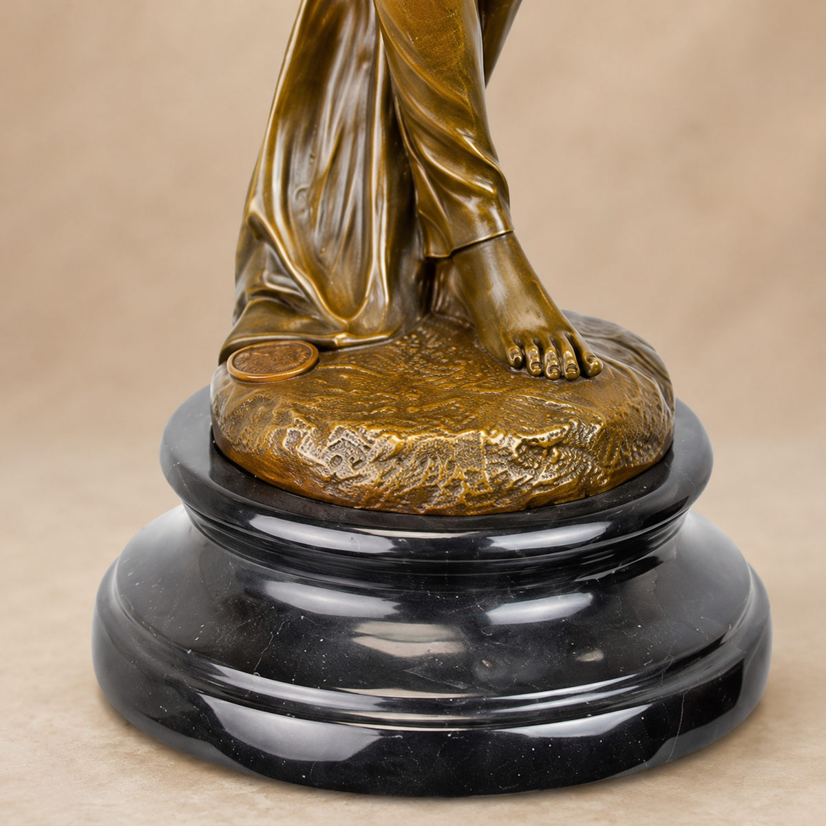 Sculpture bronze femme drapée aux raisins sur marbre, vue 7