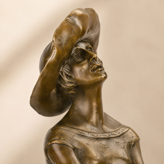 Sculpture bronze femme élégante au chapeau sur tabouret bar, vue 2
