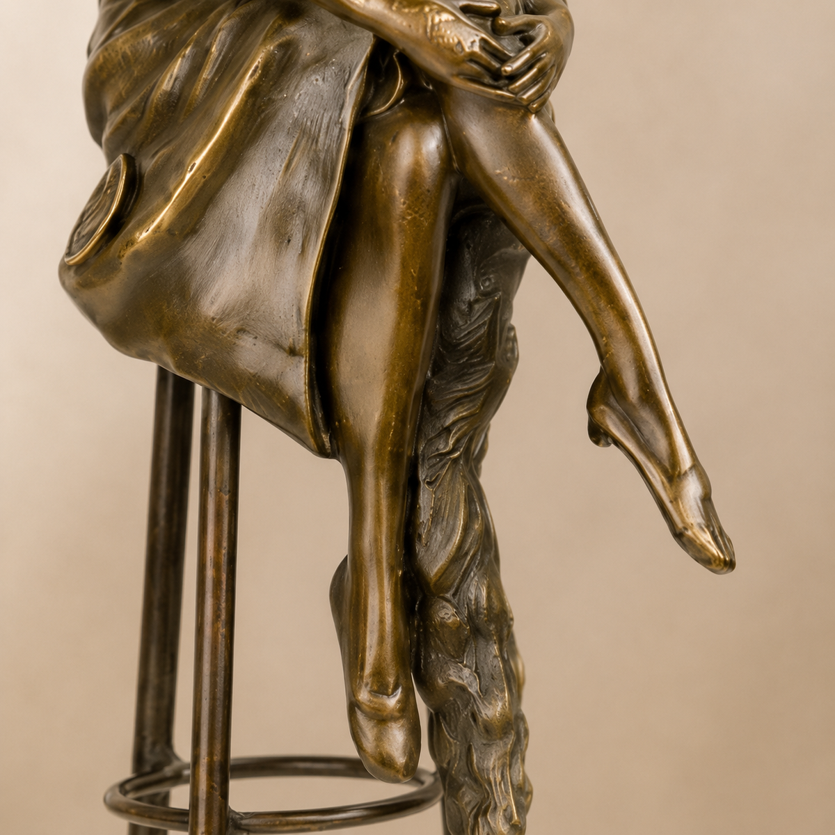 Sculpture bronze femme élégante au chapeau sur tabouret bar, vue 6