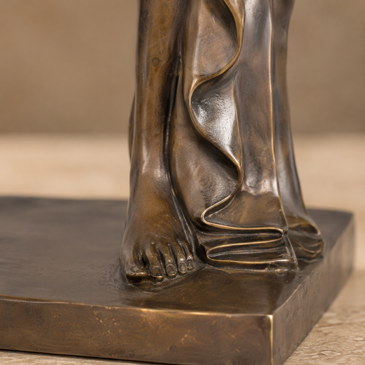 Sculpture bronze femme stylisée au drapé, style moderniste, vue 7