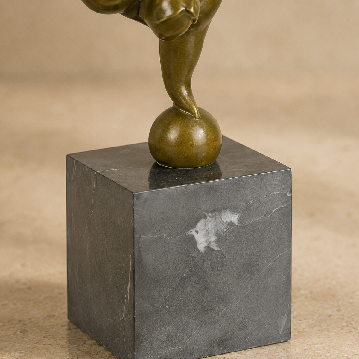 Sculpture bronze femme voluptueuse en équilibre sur socle marbre, vue 6