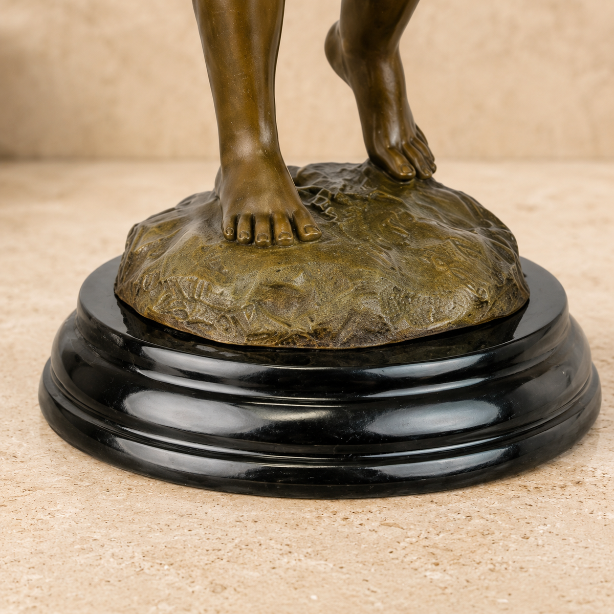 Sculpture bronze jeune fille au chiot et fronde, vue 7