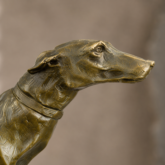 Sculpture bronze lévrier en position d'arrêt sur socle marbre, vue 2