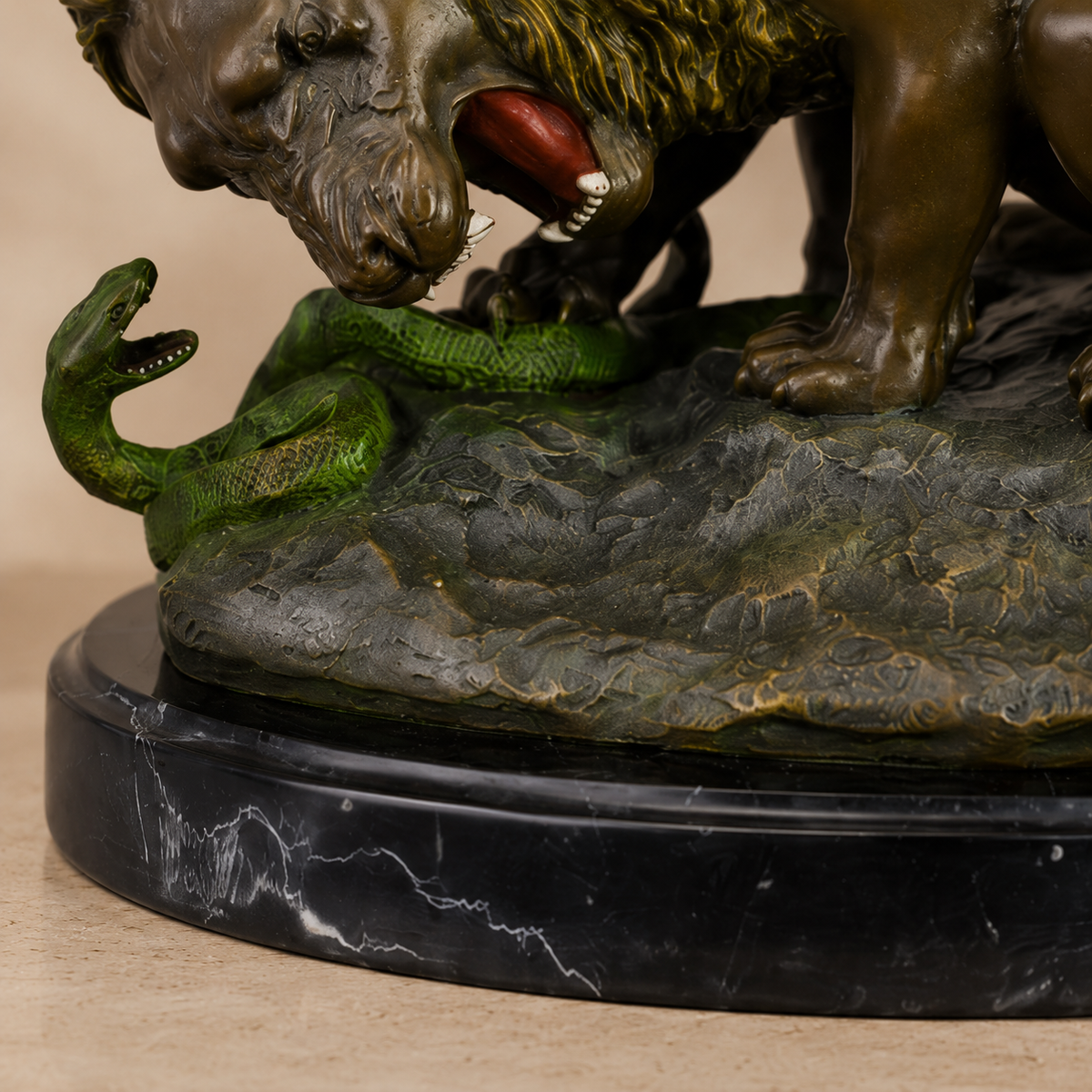 Sculpture bronze Lion au serpent d'après A. Barye, vue 7