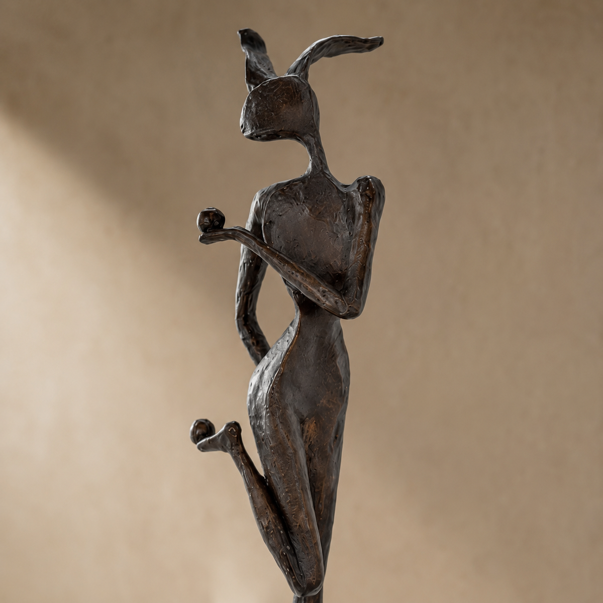 Sculpture bronze moderniste femme aux oreilles de lapin, vue 7