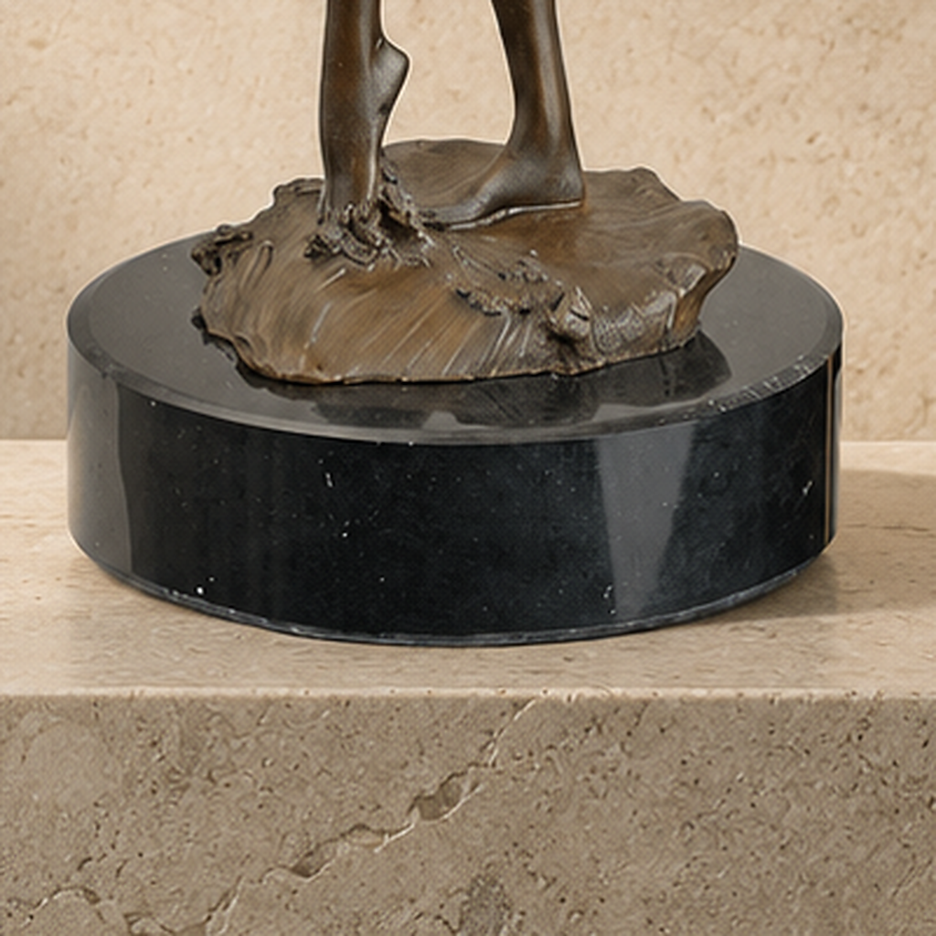 Sculpture bronze nu féminin debout sur socle marbre noir, vue 7