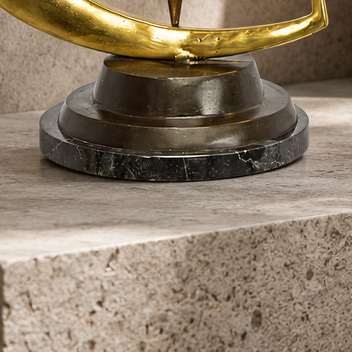 Sculpture bronze nu féminin sur croissant de lune doré, vue 7
