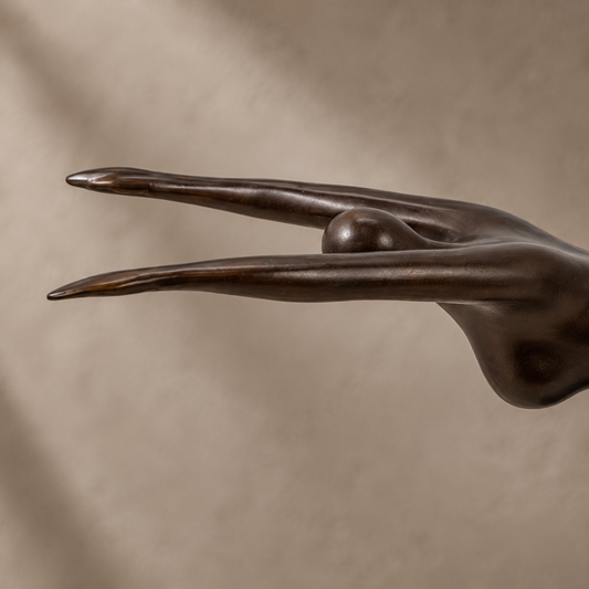 Sculpture bronze patiné trois oiseaux en vol sur marbre, vue 2
