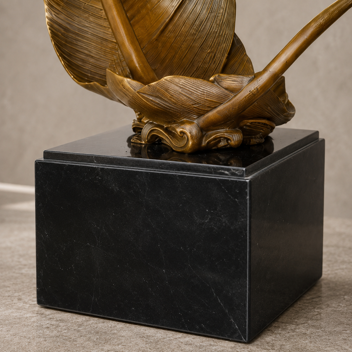 Sculpture bronze plume et oiseaux en vol sur socle marbre, vue 7