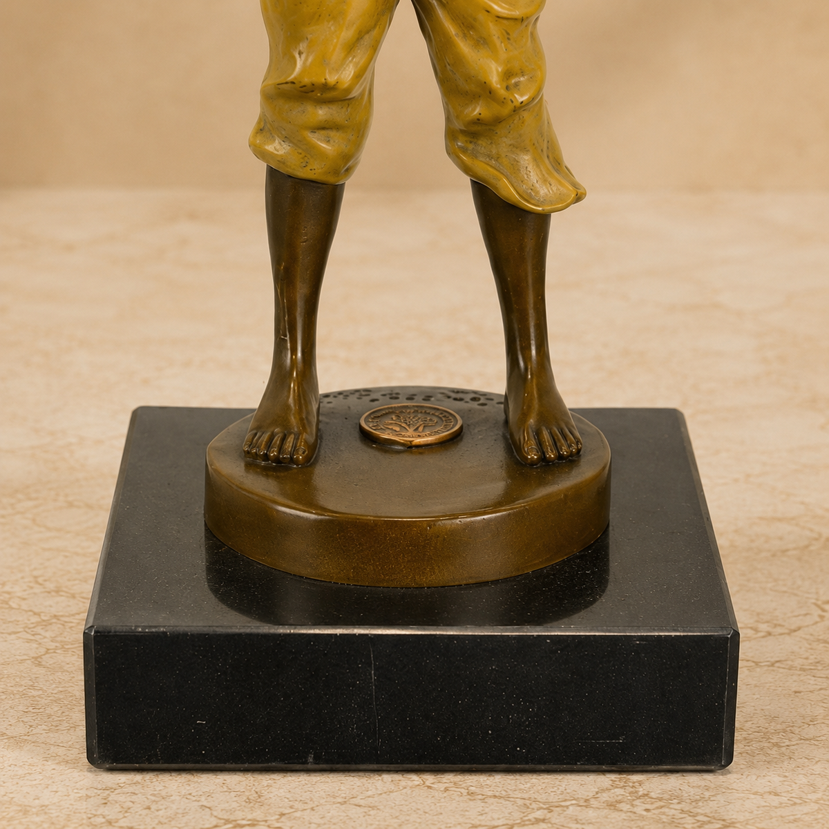 Sculpture bronze polychrome, jeune garçon siffleur pieds nus, vue 7