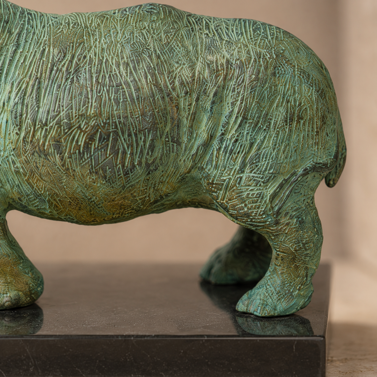 Sculpture bronze rhinocéros patine verte sur socle marbre noir, vue 6