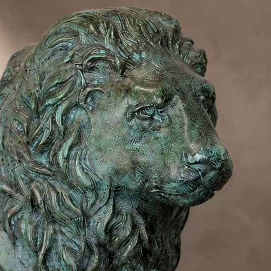 Sculpture de lion en bronze à patine verte, vue 2