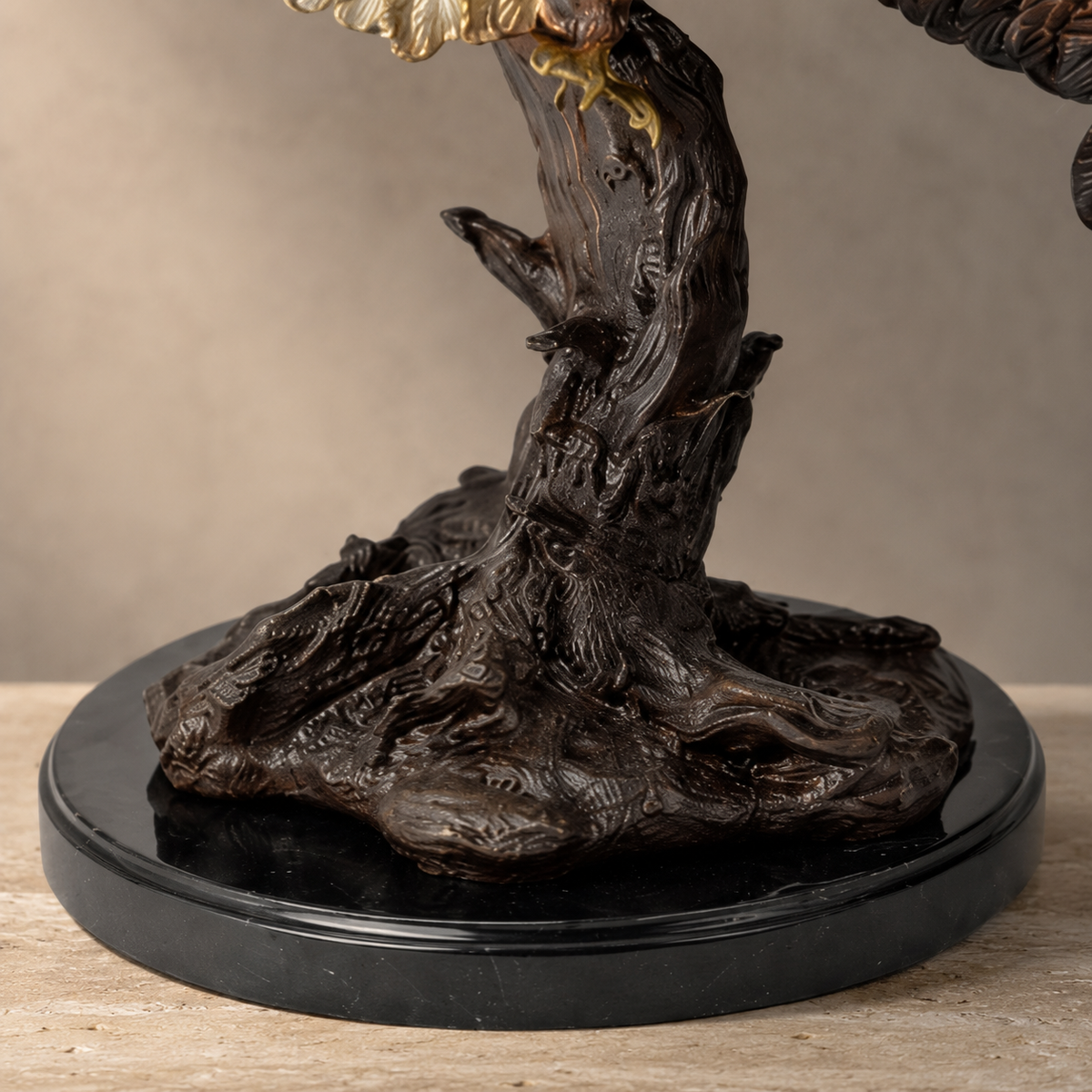 Sculpture en bronze, aigle aux ailes déployées sur socle, vue 7