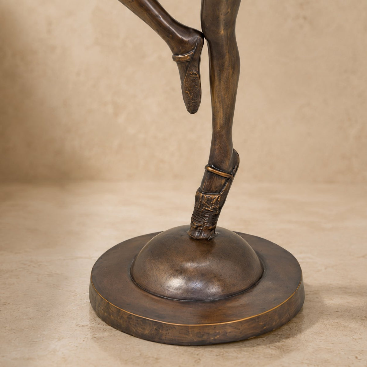 Sculpture en bronze ballerine en position de passé, détail socle et pointe de pied