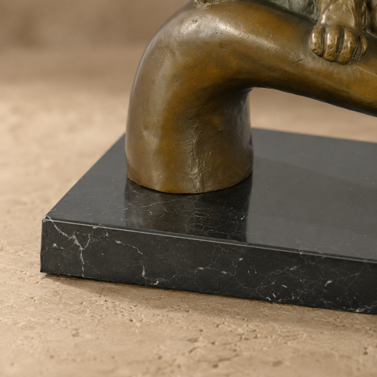 Sculpture en bronze chat couché dans une main sur marbre, vue 7
