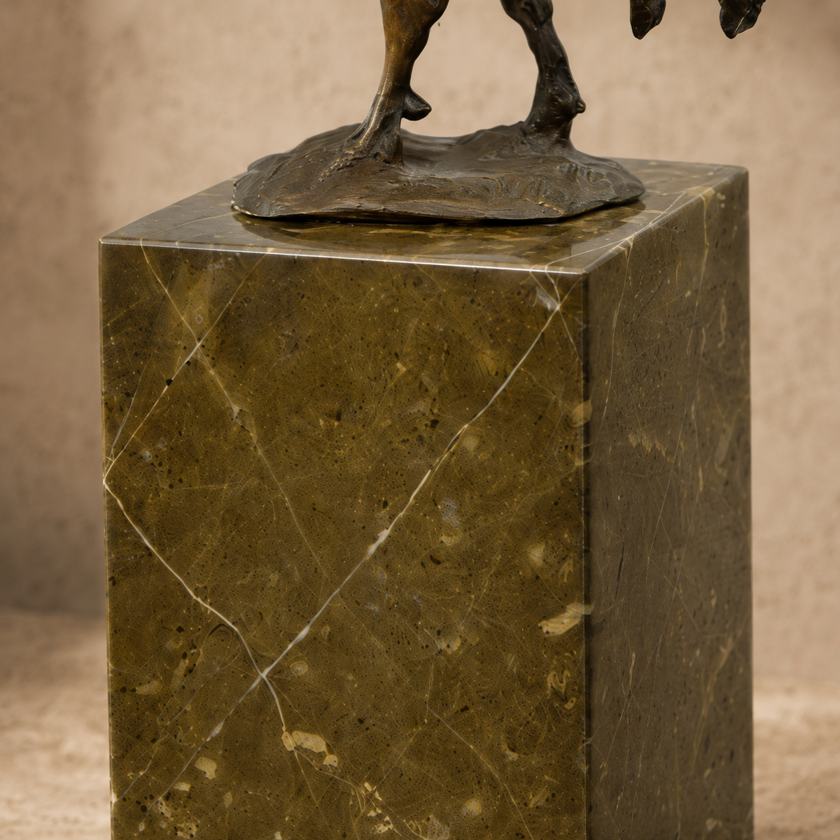Sculpture en bronze coq gaulois sur socle en marbre brun, vue 7