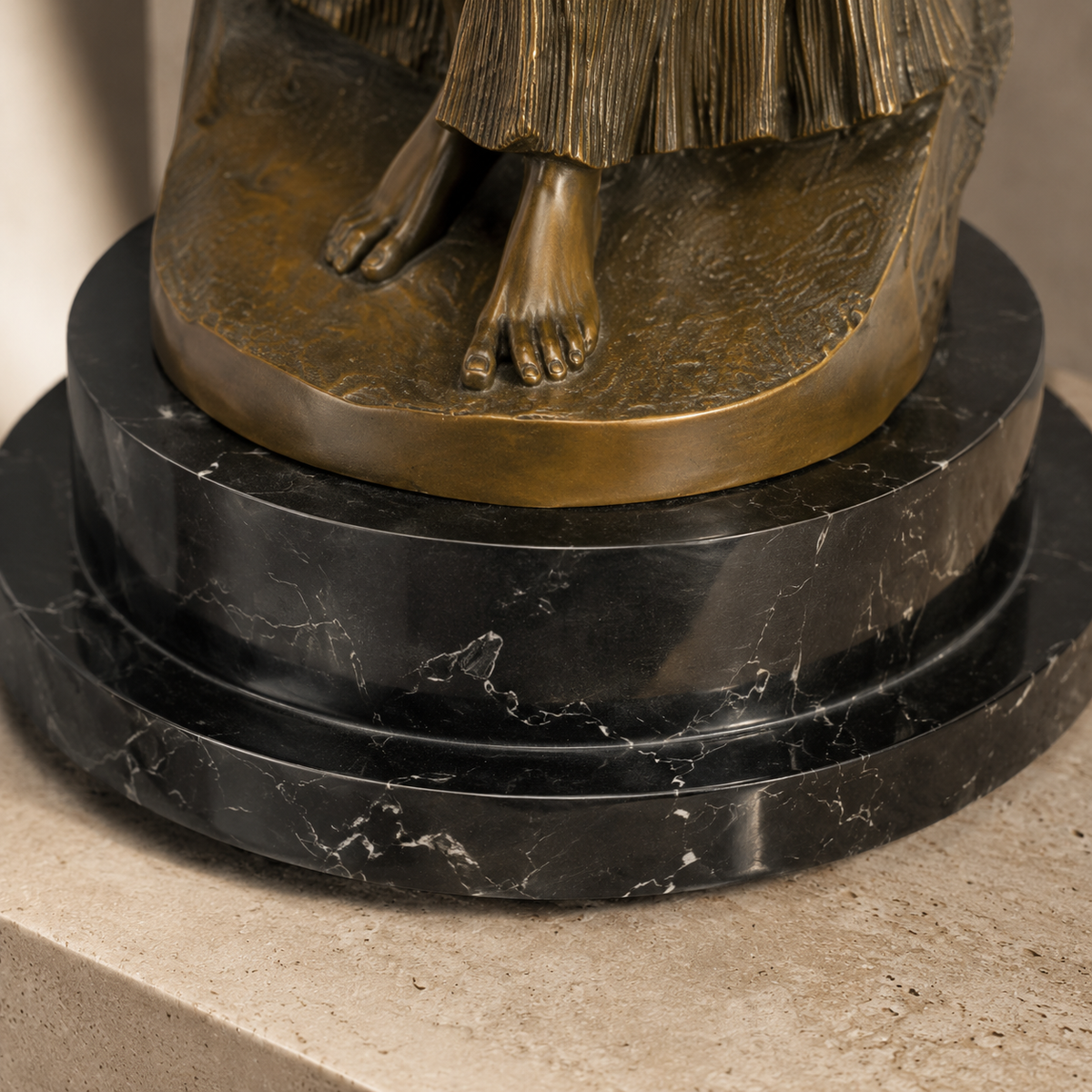 Sculpture en bronze danseuse orientale à la jupe drapée, vue 6
