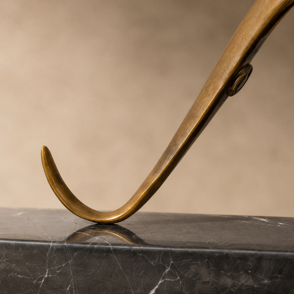 Sculpture en bronze doré d'un kangourou bondissant sur marbre, vue 7