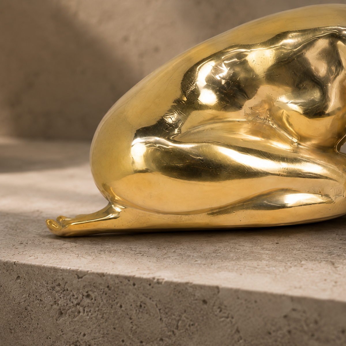 Sculpture en bronze doré, femme nue allongée en repos, vue 7