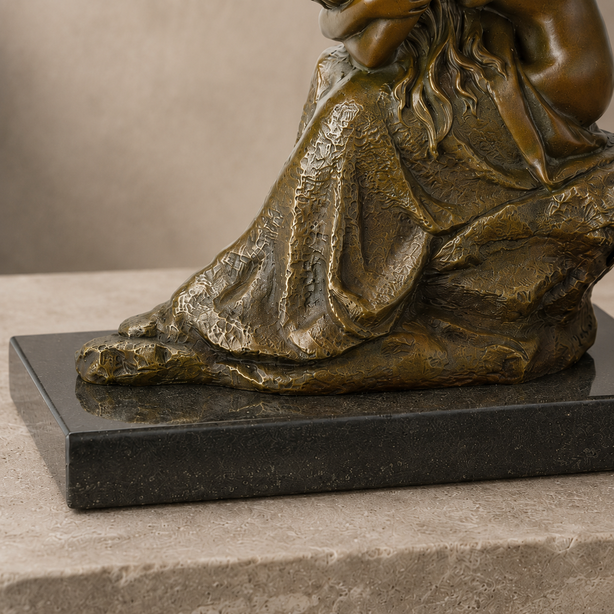 Sculpture en bronze femme nue agenouillée sur socle marbre, vue 6