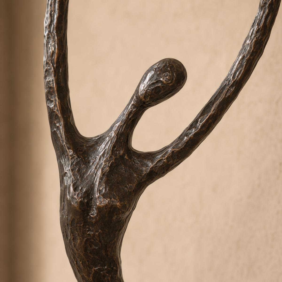 Sculpture en bronze figurine féminine stylisée sur marbre, vue 7