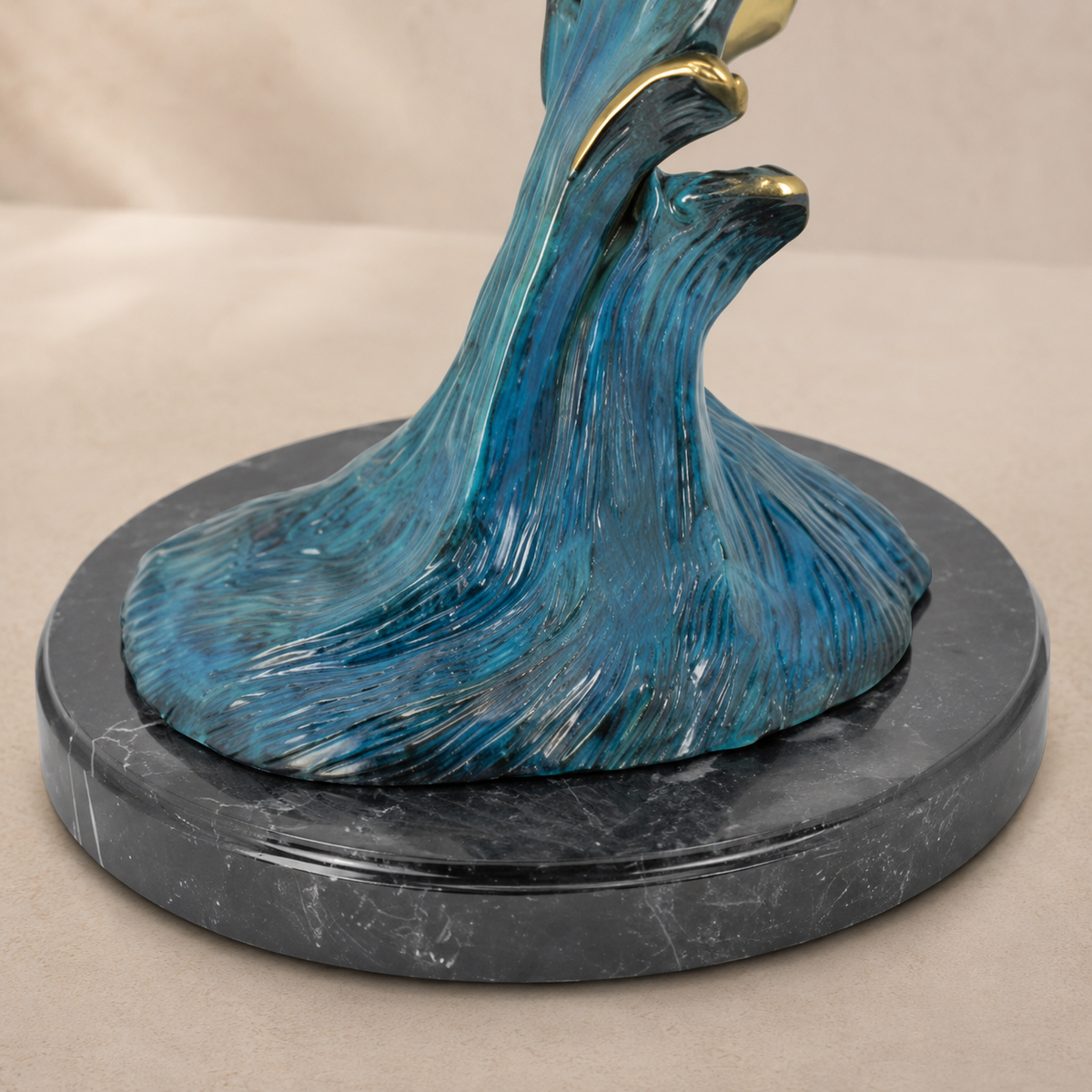 Sculpture en bronze lamantin et son petit sur vague, vue 7