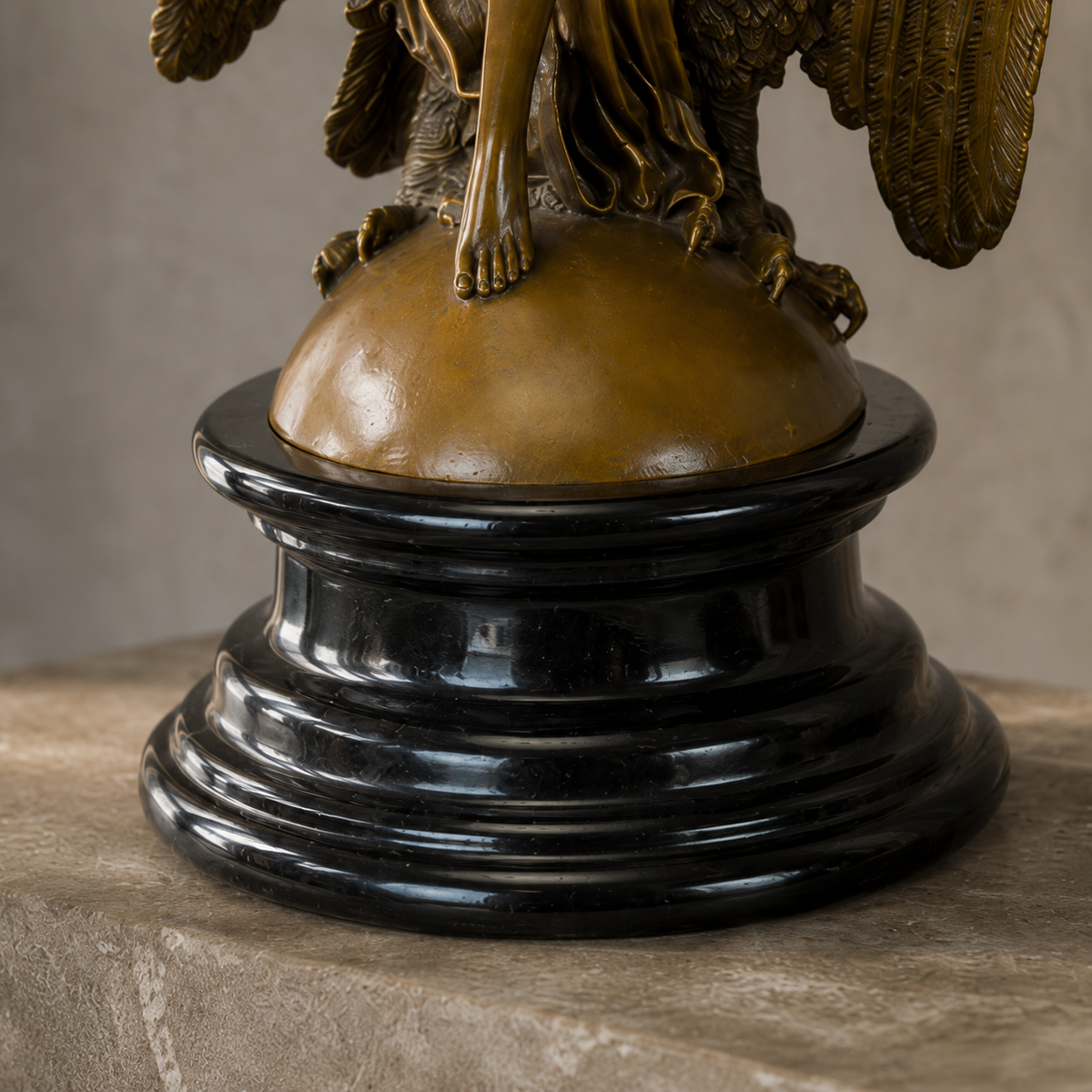 Sculpture en bronze Léda et le Cygne sur socle marbre noir, vue 7
